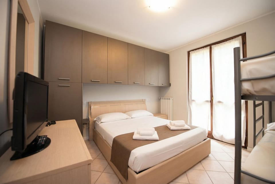 Bed, TV and multimedia, Photo of the whole room, Bedroom, towels, wardrobe