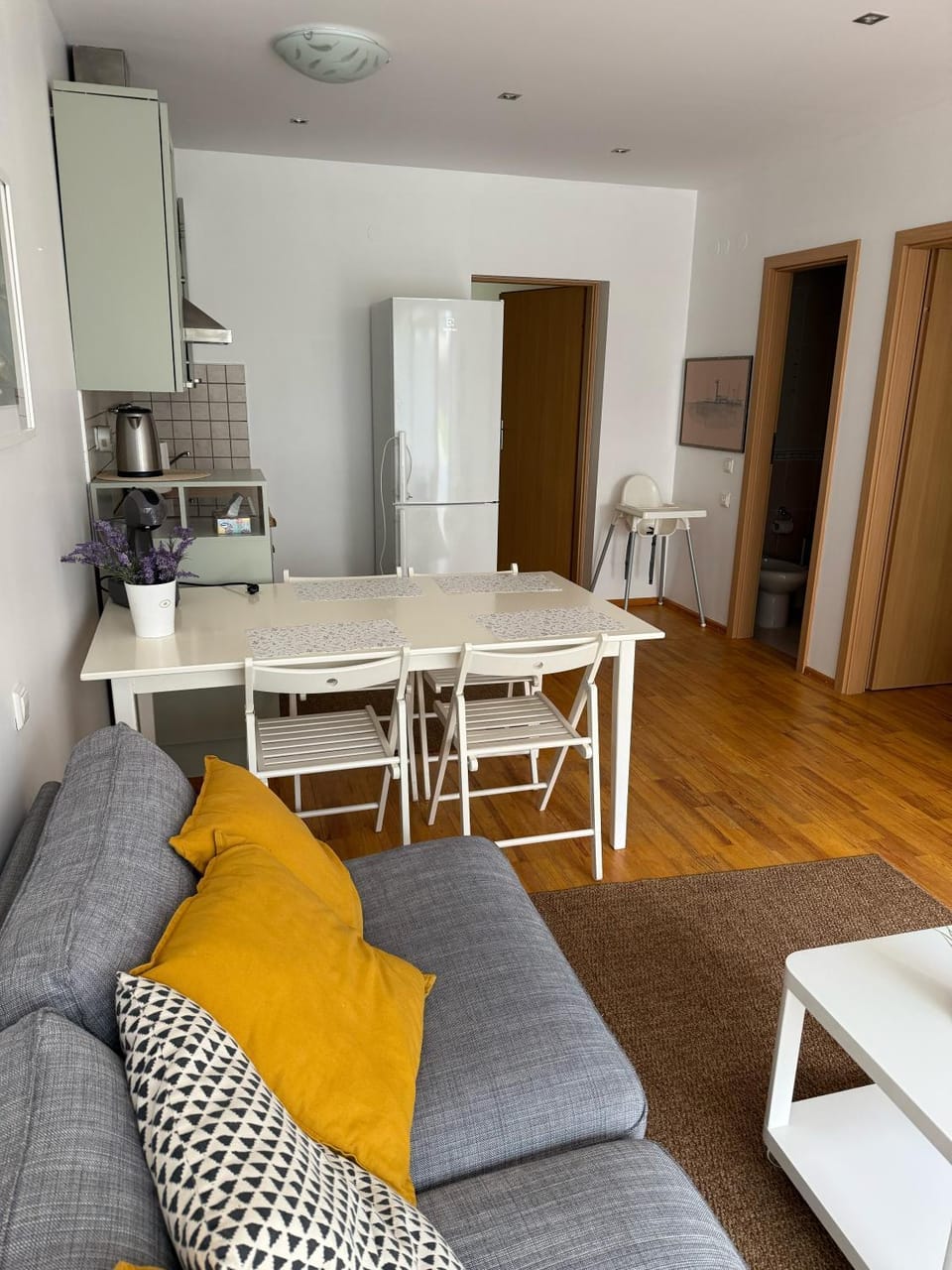 Kitchen or kitchenette, Living room, Seating area, Dining area