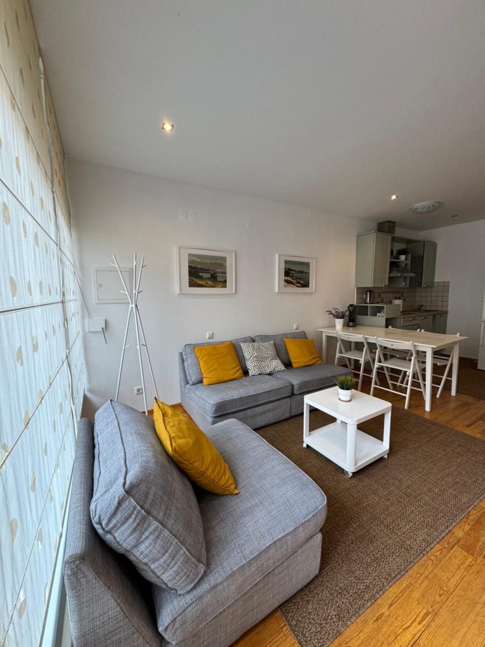 TV and multimedia, Kitchen or kitchenette, Living room, Seating area, Dining area