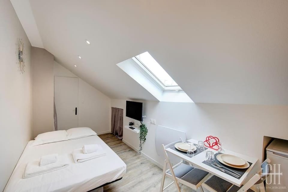 Bed, TV and multimedia, Photo of the whole room, Bedroom, towels
