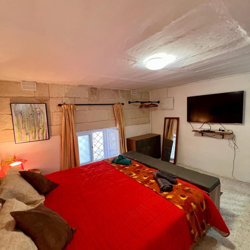 Ensuite Room with Private Kitchen in a Typical Maltese Townhouse Vacation rental in Sliema