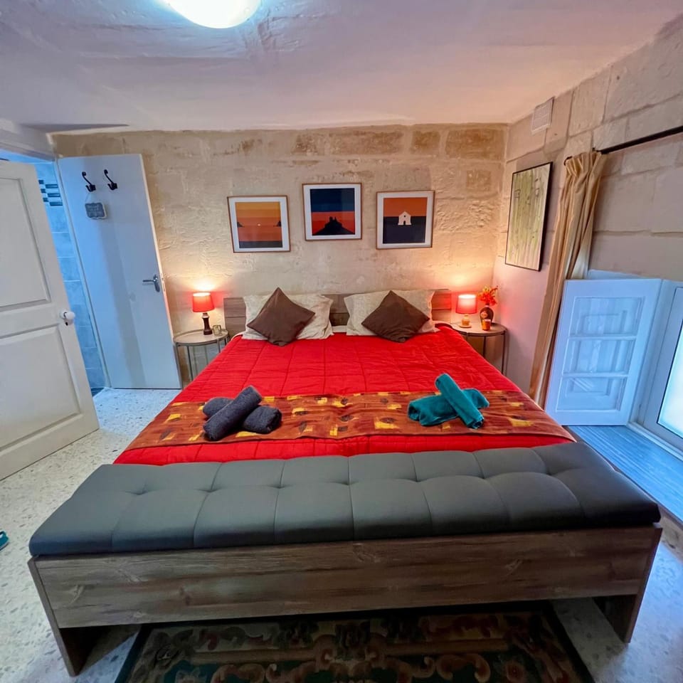 Ensuite Room with Private Kitchen in a Typical Maltese Townhouse Vacation rental in Sliema