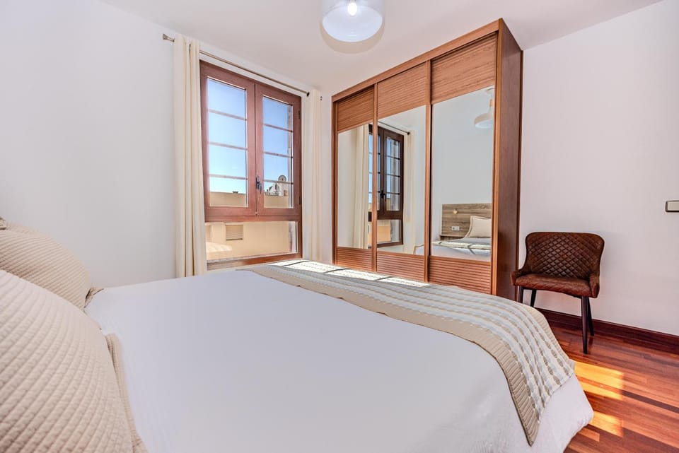 Bed, Photo of the whole room, wardrobe