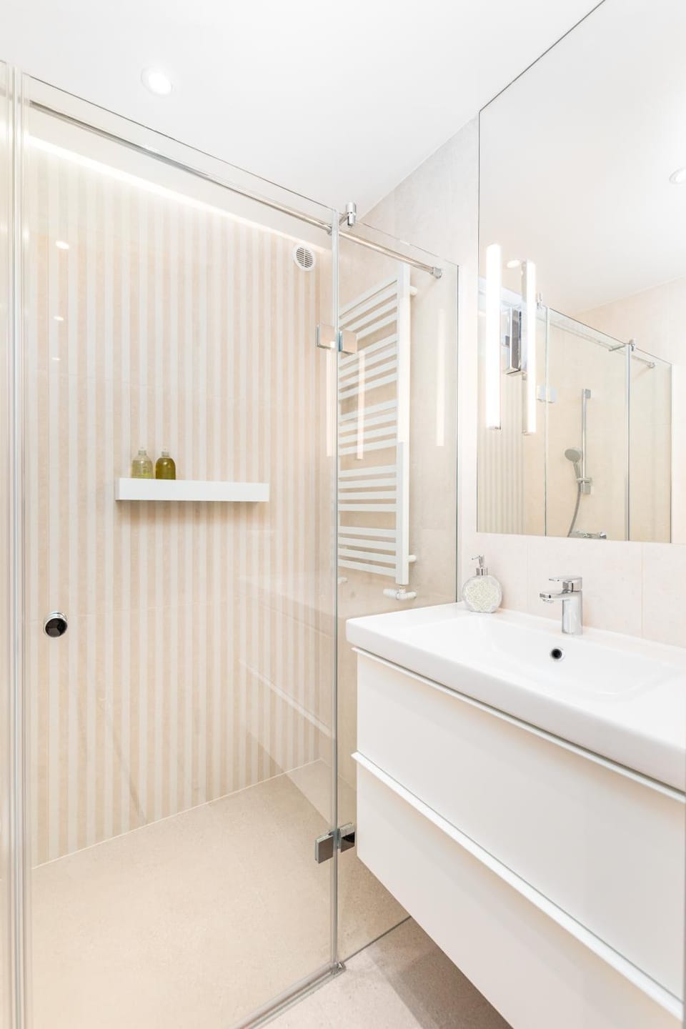 Shower, Bathroom, towels