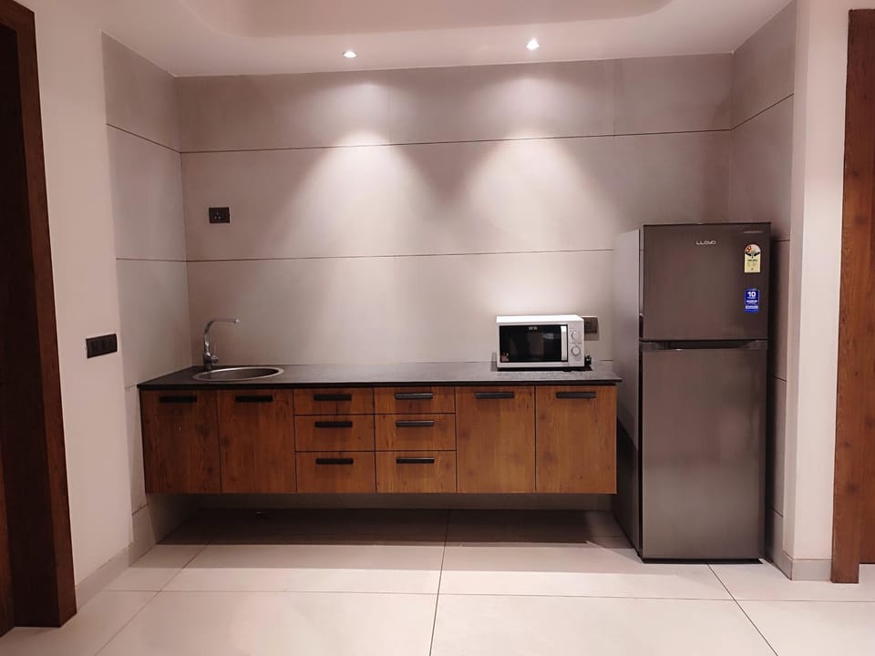 Kitchen or kitchenette, minibar