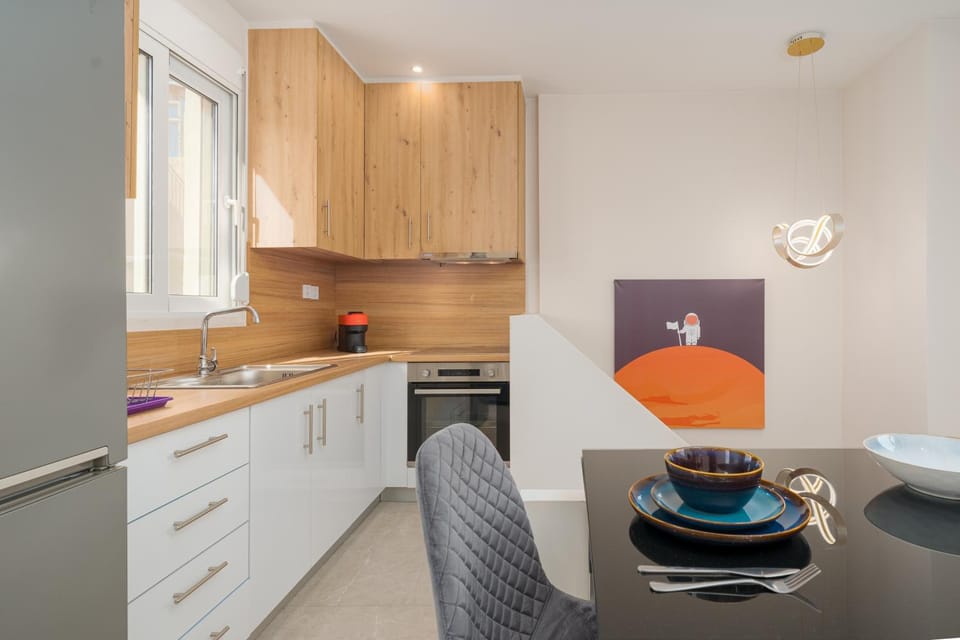 Kitchen or kitchenette, Dining area, minibar, stove