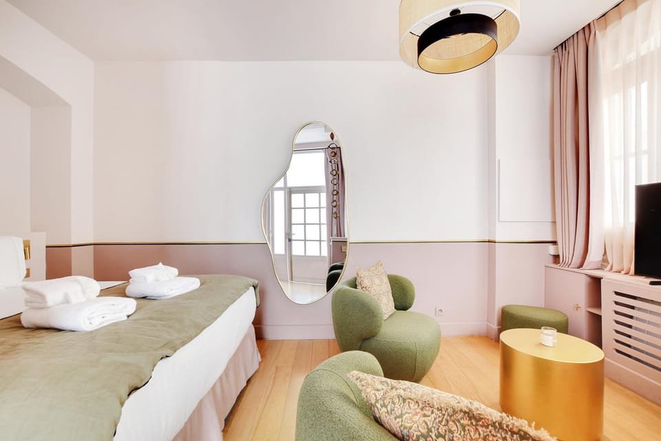Bed, TV and multimedia, Living room, Photo of the whole room, Seating area, Bedroom, towels
