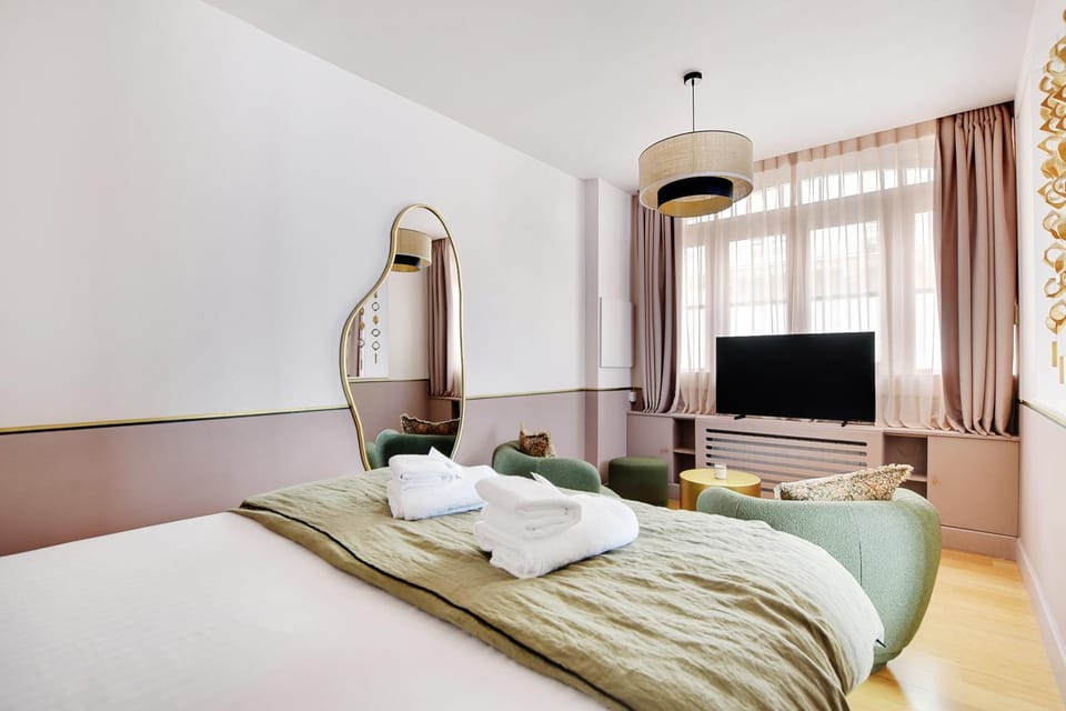 Bed, TV and multimedia, Photo of the whole room, Bedroom, towels