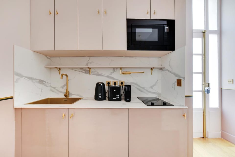 Kitchen or kitchenette, minibar, stove, toaster