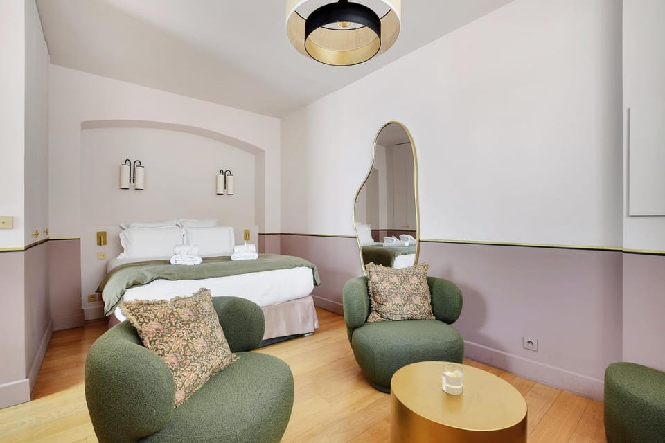 Bed, Living room, Photo of the whole room, Seating area, Bedroom, towels