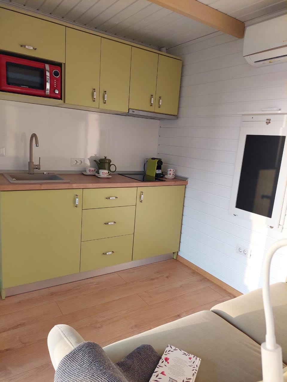 Kitchen or kitchenette, minibar
