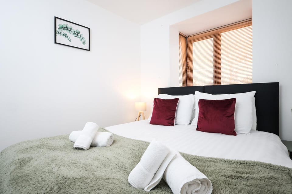 Bed, Bedroom, heating, internet, towels