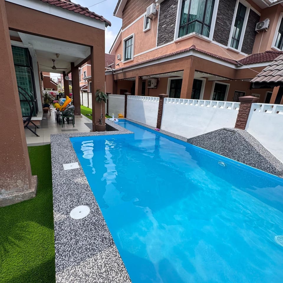 Property building, Day, Pool view, Swimming pool
