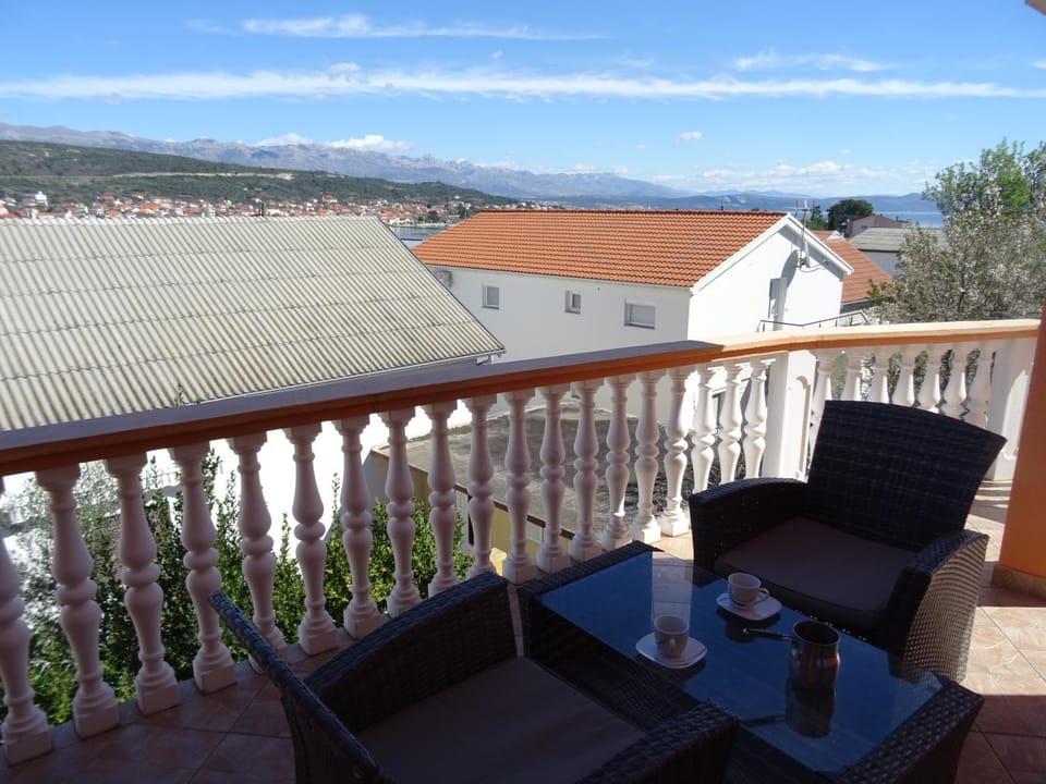 Natural landscape, View (from property/room), Balcony/Terrace, Dining area, Mountain view