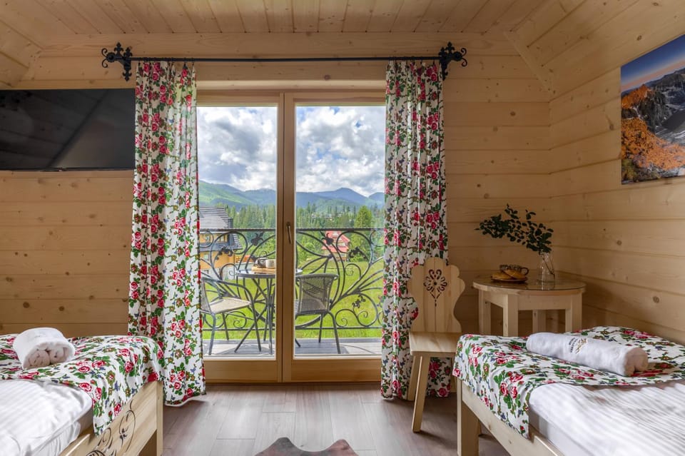 Bed, View (from property/room), Balcony/Terrace, Photo of the whole room, Bedroom, Mountain view