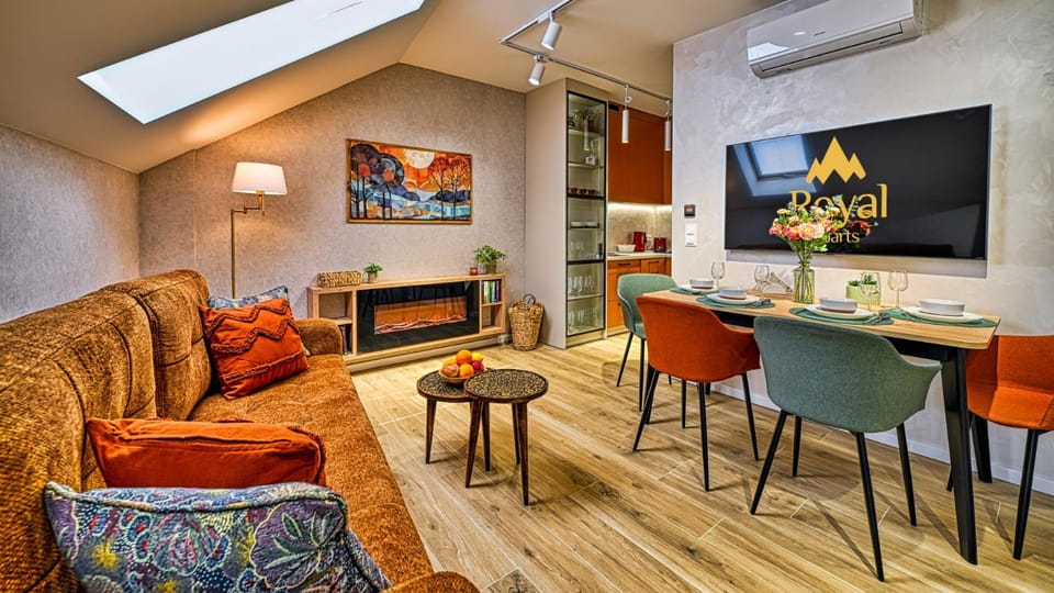 TV and multimedia, Seating area, Dining area, fireplace, air conditioner