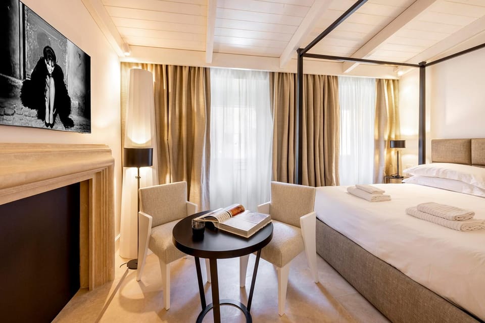 Bed, TV and multimedia, Photo of the whole room, Bedroom, towels