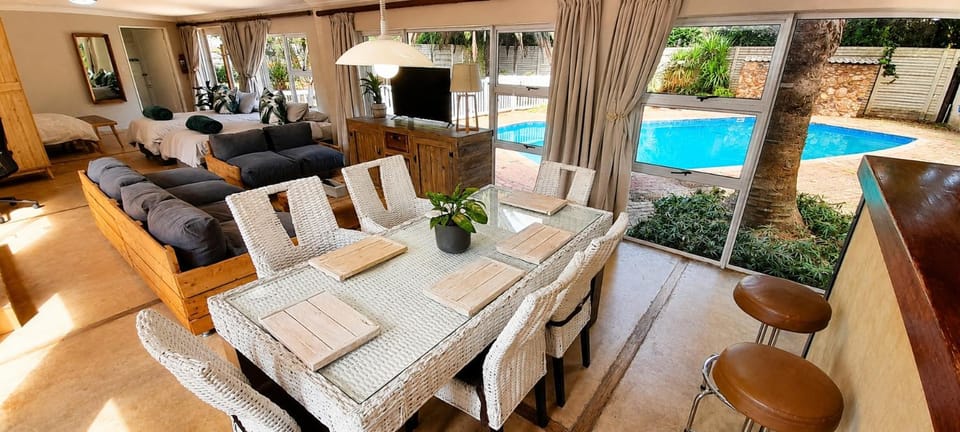 Dining area, Pool view