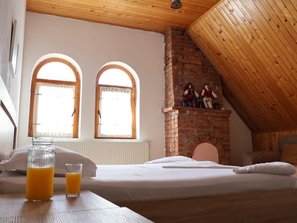 Bed, Food and drinks, Photo of the whole room, Bedroom, Drinks, towels