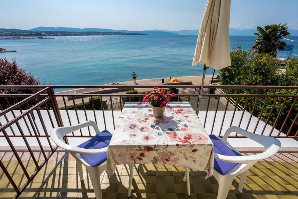 Property building, Balcony/Terrace, Seating area, Dining area