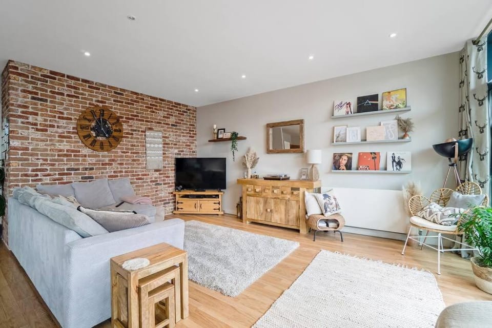 Luxury Huge Modern Open Plan 2Bedroom Flat - Free Private Parking & Balcony located at the OVO Hydro and SEC Centre Apartment in Glasgow