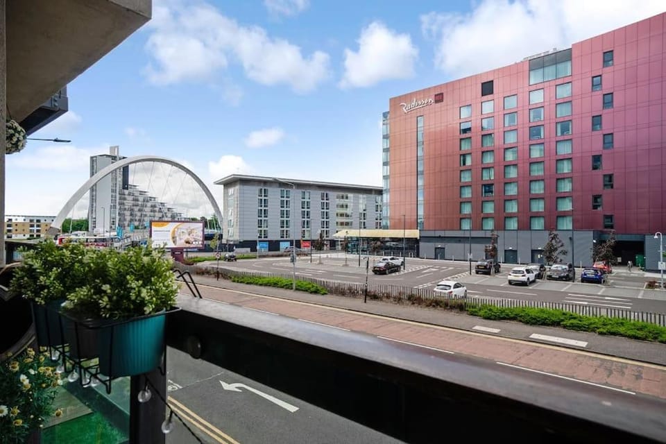 Luxury Huge Modern Open Plan 2Bedroom Flat - Free Private Parking & Balcony located at the OVO Hydro and SEC Centre Apartment in Glasgow