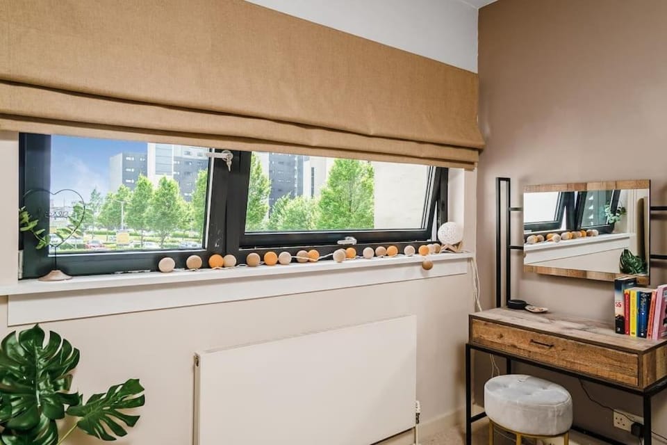 Luxury Huge Modern Open Plan 2Bedroom Flat - Free Private Parking & Balcony located at the OVO Hydro and SEC Centre Apartment in Glasgow