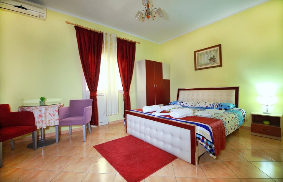 Seating area, Bedroom
