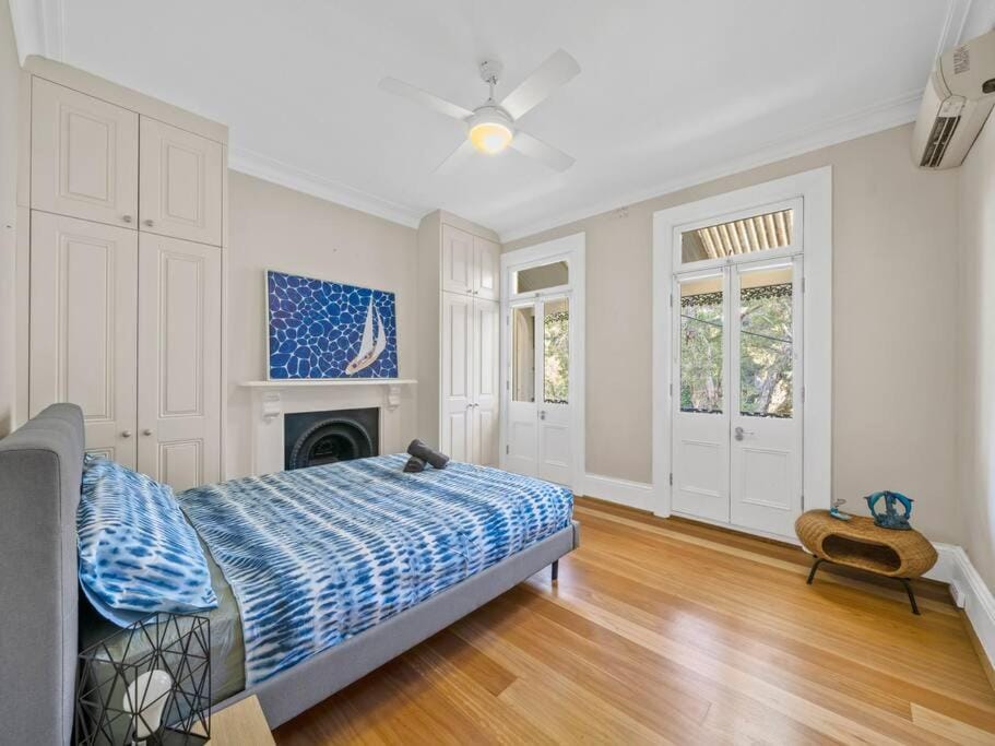 4BR House with Garage near ICC & Darling Harbour & CBD House in Sydney