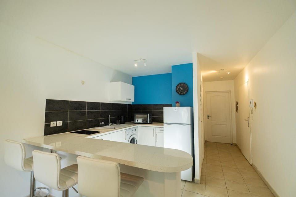 Coffee/tea facilities, minibar, stove, washing machine, kitchen