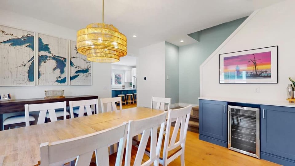 Superior Location Steps to South Beach House in South Haven