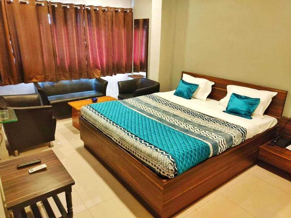 Photo of the whole room, Seating area, Bedroom