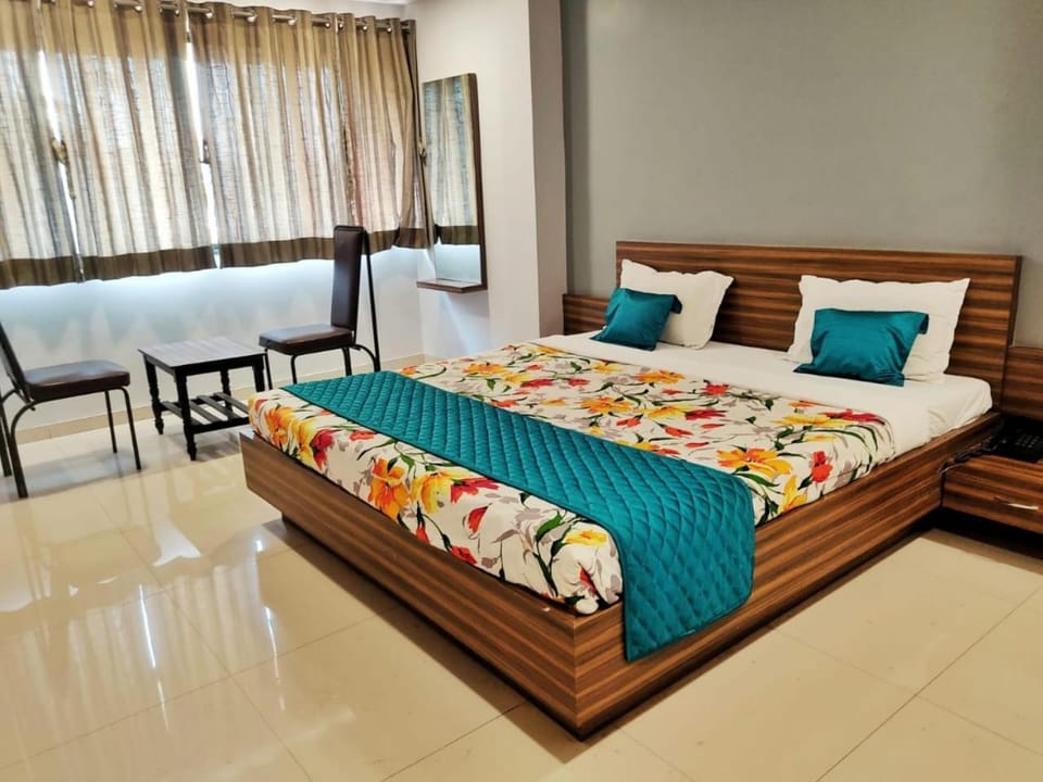 Bed, Photo of the whole room, Seating area, Bedroom