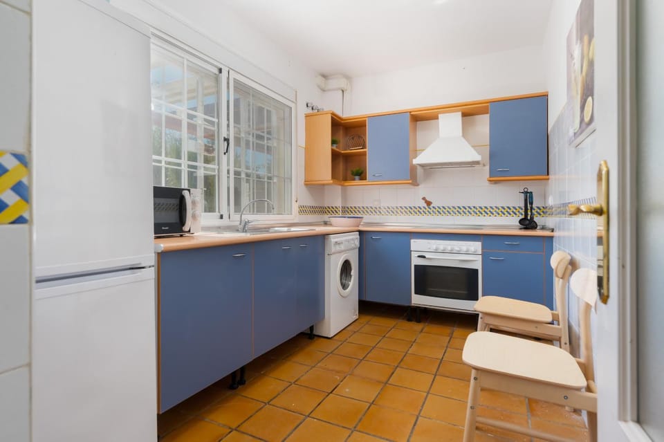 Kitchen or kitchenette, oven, washing machine