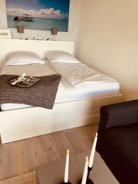 Bed, Seating area, towels