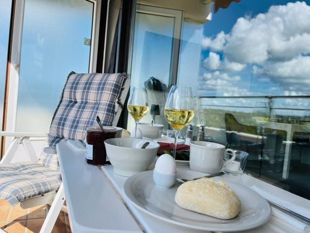 Balcony/Terrace, Food and drinks, Seating area, Dining area, Food