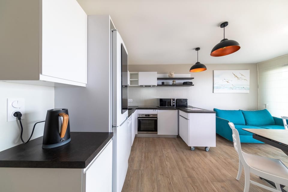 Property building, Kitchen or kitchenette, Living room