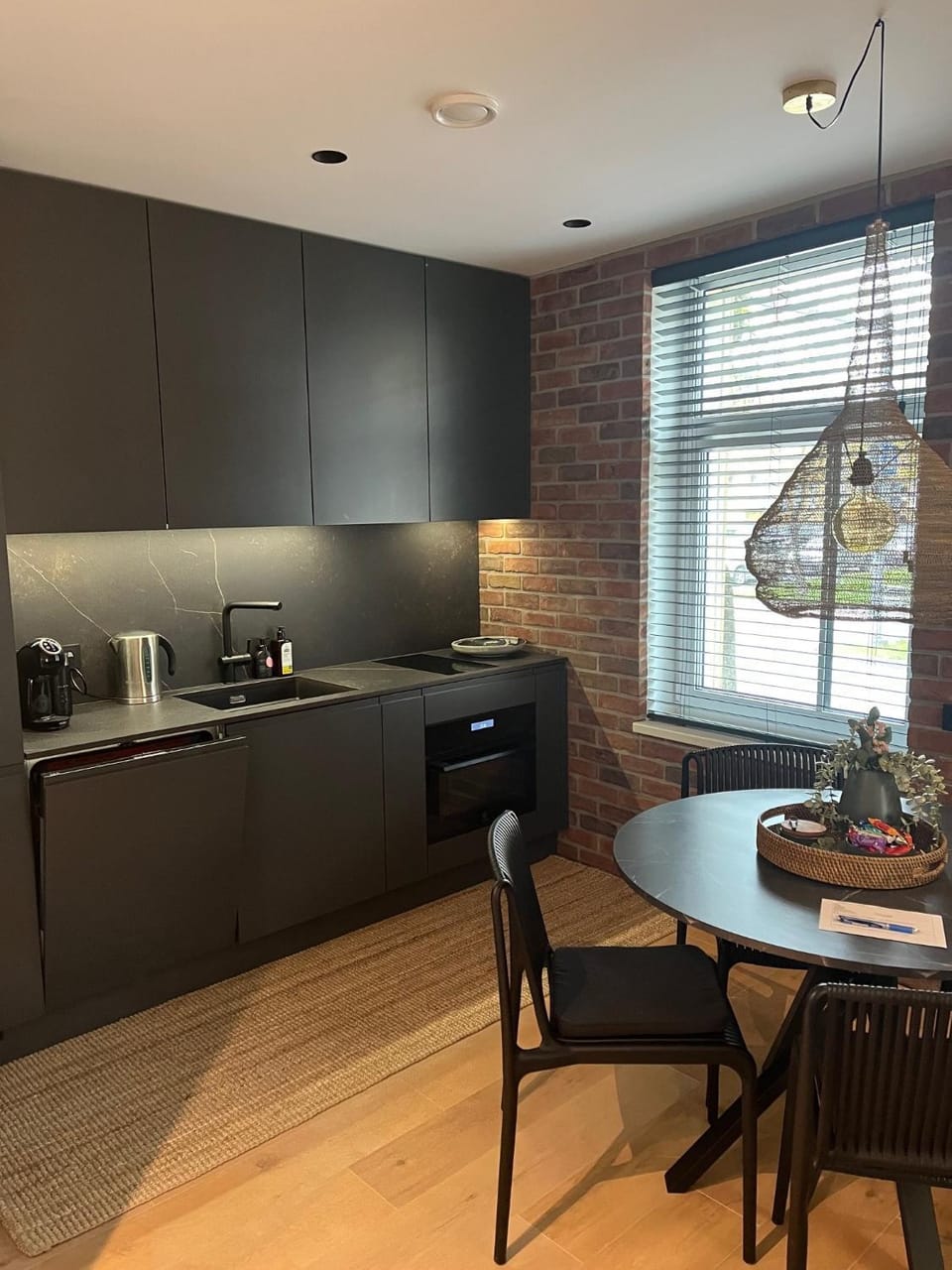 Coffee/tea facilities, Kitchen or kitchenette, stove