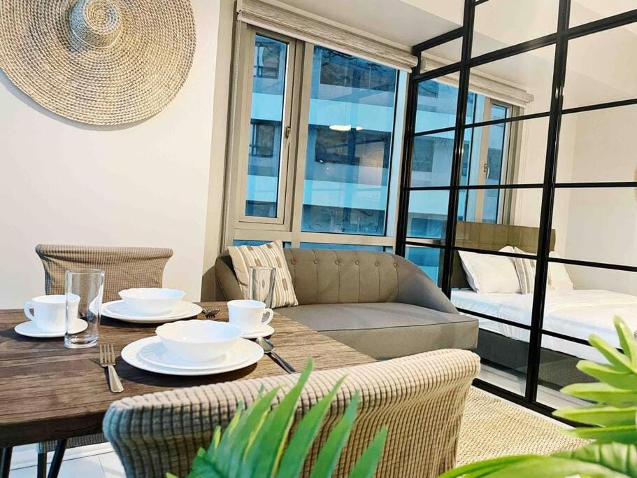 Gora studio in Avant BGC parking with fee Apartment in Makati