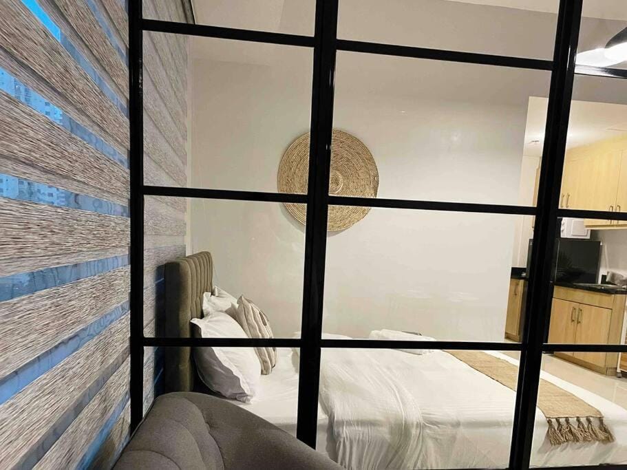 Gora studio in Avant BGC parking with fee Apartment in Makati