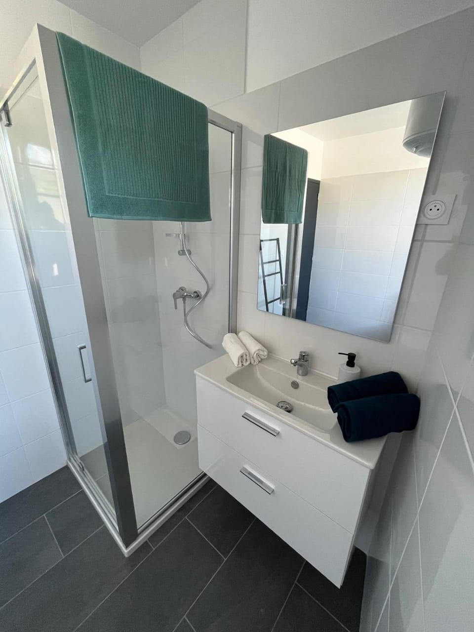 Shower, Bathroom, towels