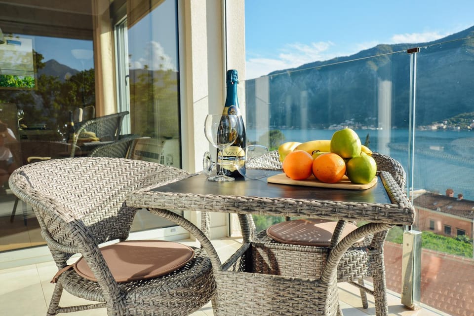 Balcony/Terrace, Mountain view