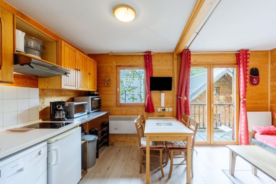 Property building, Kitchen or kitchenette, Living room