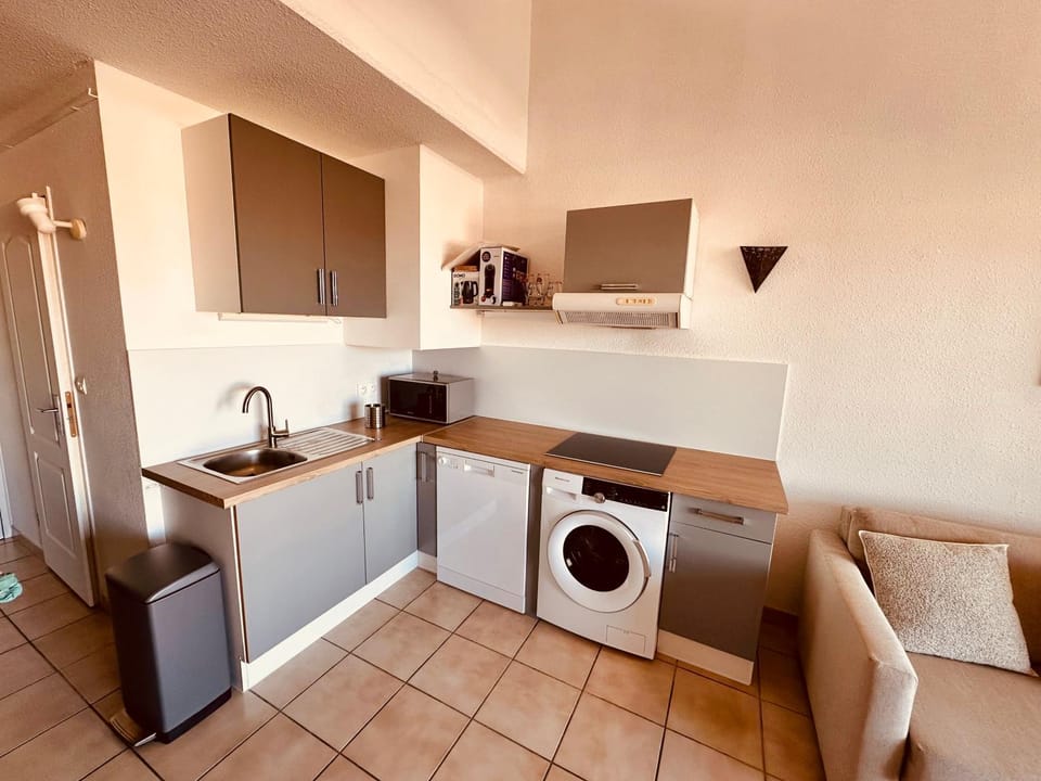 Kitchen or kitchenette