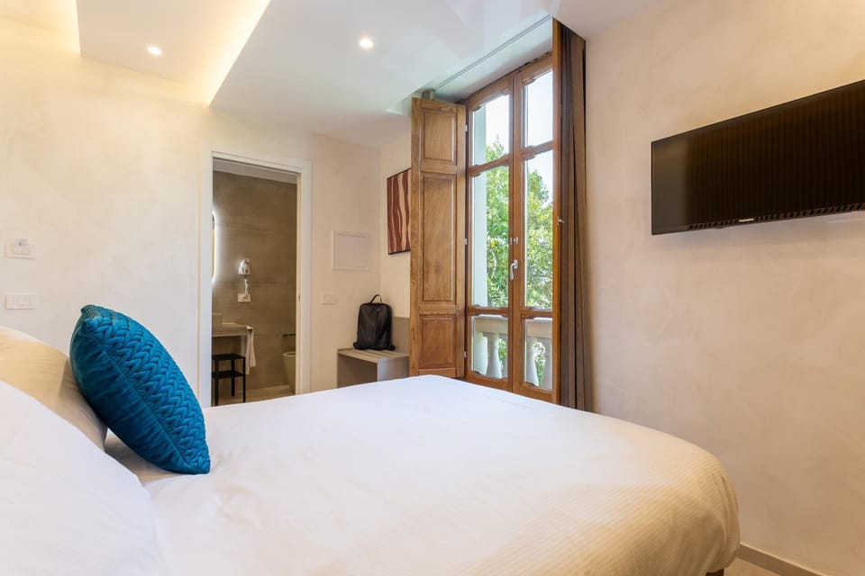 Bed, TV and multimedia, Photo of the whole room, Bedroom