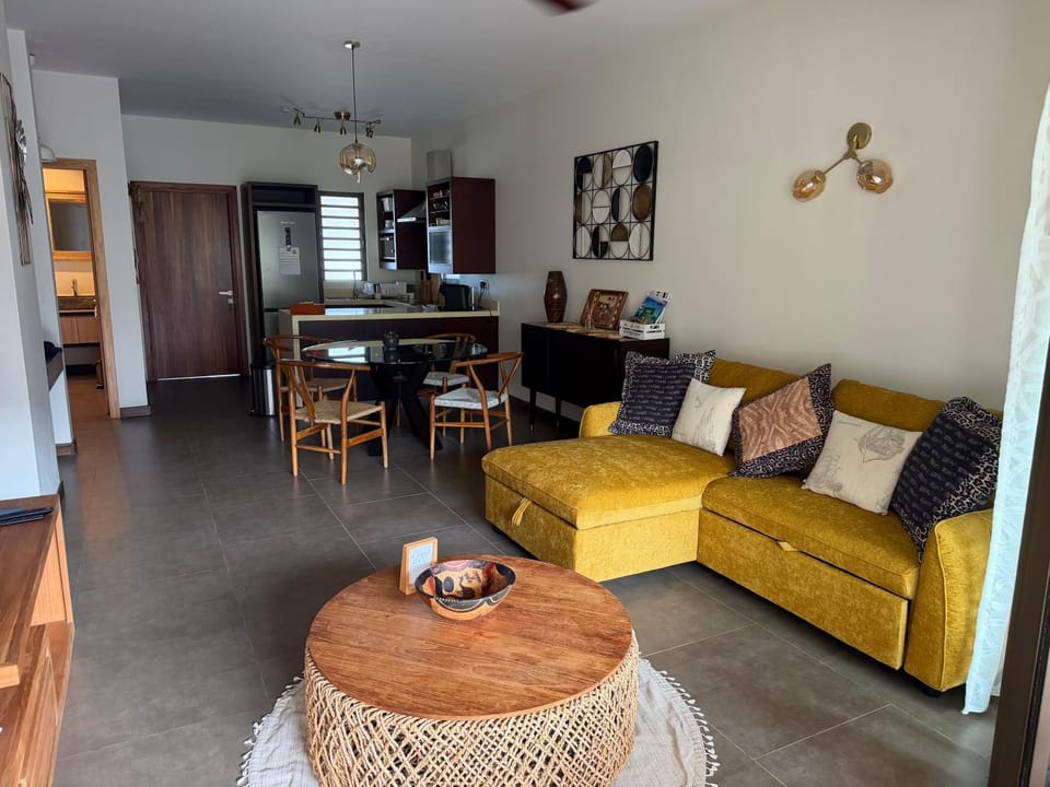 Kitchen or kitchenette, Living room, Seating area, Dining area