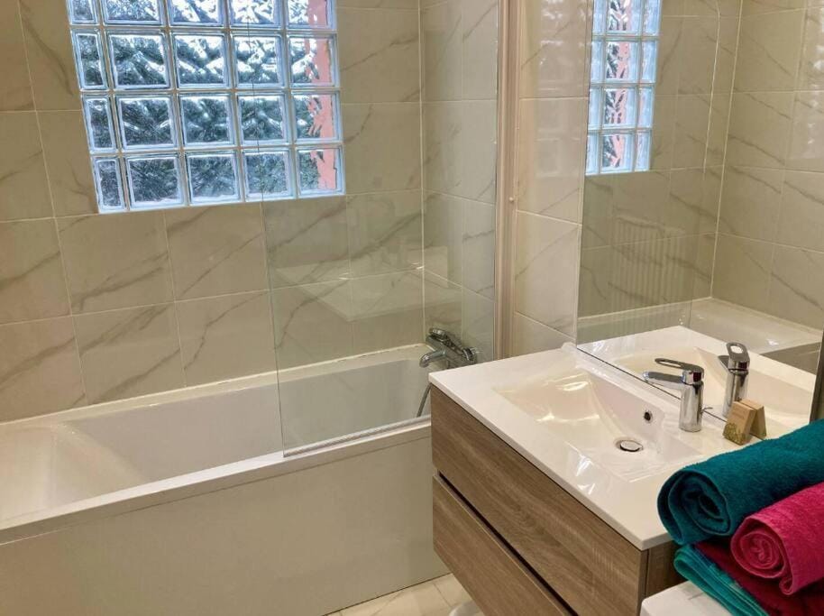 Bathroom, Bath, towels