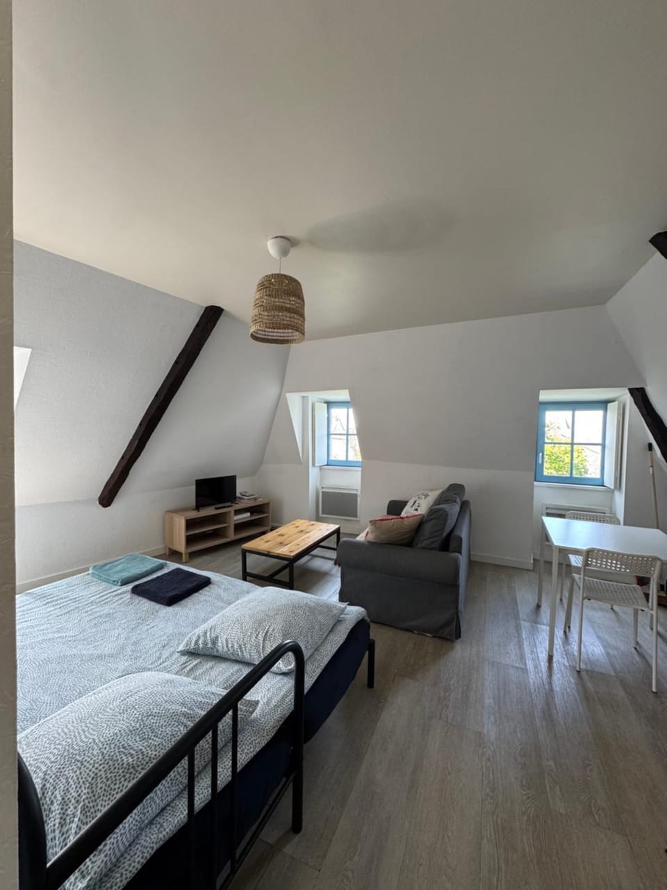 Le CulSalé joli studio au cœur des remparts avec vue imprenable sur les toits Apartment in Pays de la Loire