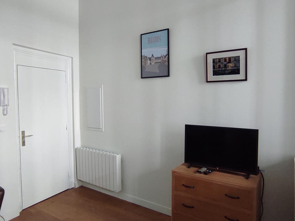 Facade/entrance, TV and multimedia, internet