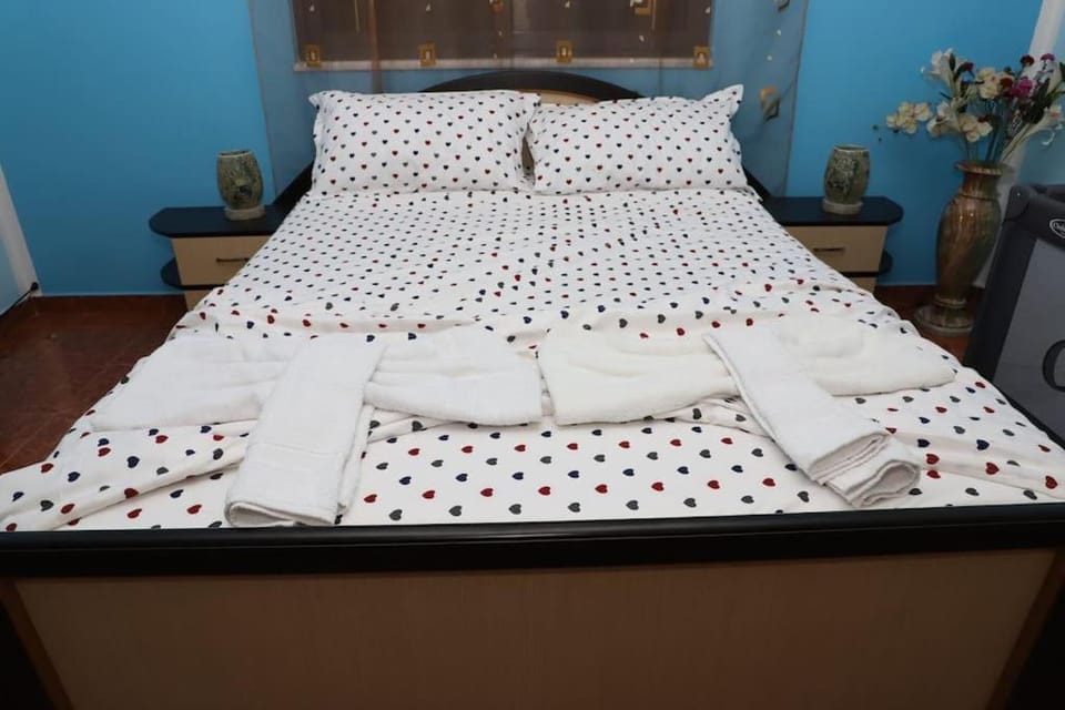 Bed, Photo of the whole room, Bedroom, towels